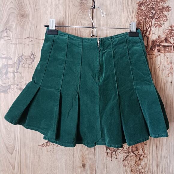 Forever 21 Green Velvet Box Pleat Mini Skirt Size Small - Picture 2 of 8